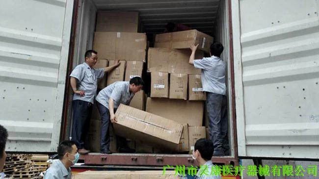 發(fā)往非洲的一批醫(yī)療床裝車實錄